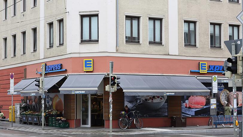 Der besonders gerissene Trickdieb täuscht sogar den Filialleiter. Der besonders gerissene Trickdieb täuscht sogar den Filialleiter.
