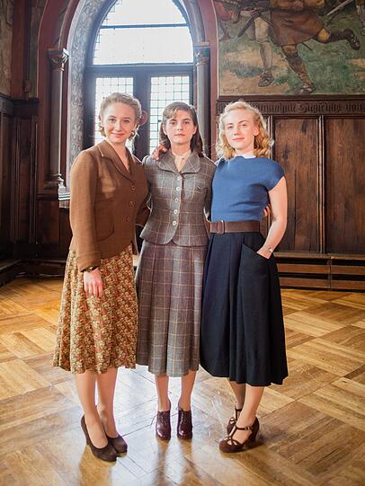 Anna Maria Mühe, Vanessa Loibl und Elisa Schlott (von links) spielen die drei sehr unterschiedlichen Töchter des Firmenpatriarchen, die 1948 ganz eigene Zukunftspläne haben.