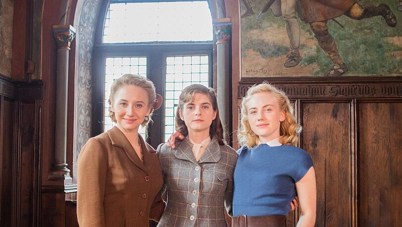 Anna Maria Mühe, Vanessa Loibl und Elisa Schlott (von links) spielen die drei sehr unterschiedlichen Töchter des Firmenpatriarchen, die 1948 ganz eigene Zukunftspläne haben. Anna Maria Mühe, Vanessa Loibl und Elisa Schlott (von links) spielen die drei sehr unterschiedlichen Töchter des Firmenpatriarchen, die 1948 ganz eigene Zukunftspläne haben.