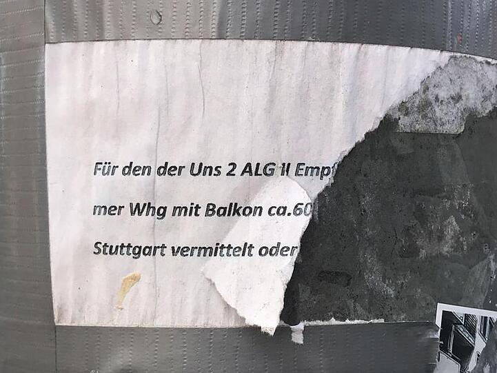 Ein Zettel, mit dem Arbeitslosengeld II-Empfänger eine Wohnung suchen, hängt an einem Pfosten. Foto: Marijan Murat/dpa/Archivbild