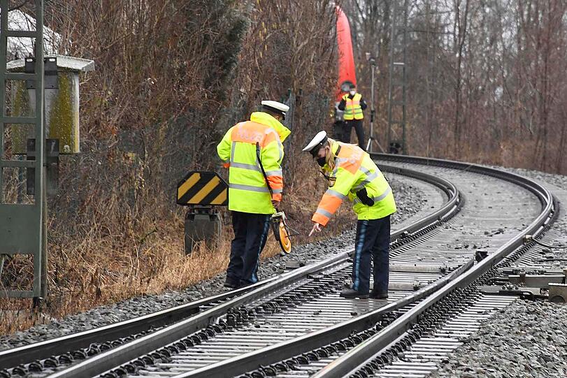Am Tag nach dem Frontalzusammenstoß zweier S-Bahnen in Schäftlarn mit einem Toten und 18 Verletzten laufen am Unfallort weiter Untersuchungen.