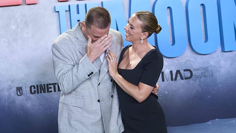Scarlett Johansson hat in Madrid offenbar mit einem Witz für einen Lachanfall bei Schauspielkollege Channing Tatum gesorgt. Scarlett Johansson hat in Madrid offenbar mit einem Witz für einen Lachanfall bei Schauspielkollege Channing Tatum gesorgt.