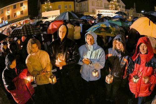 Fürstenzeller Bürger demonstrierten kurz vor Weihnachten gegen Rechtsextremismus. Auch Passauer Bürger wollen nun auf die Straße gehen.