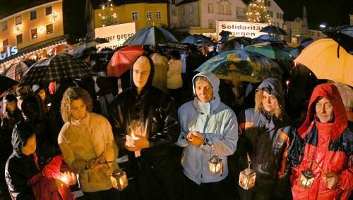 Fürstenzeller Bürger demonstrierten kurz vor Weihnachten gegen Rechtsextremismus. Auch Passauer Bürger wollen nun auf die Straße gehen. Fürstenzeller Bürger demonstrierten kurz vor Weihnachten gegen Rechtsextremismus. Auch Passauer Bürger wollen nun auf die Straße gehen.