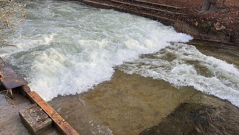 Die Eisbachwelle ohne Welle am Samstagmittag – nur noch Weißwasser und nicht mehr surfbar.