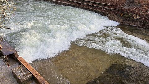 Die Eisbachwelle ohne Welle am Samstagmittag – nur noch Weißwasser und nicht mehr surfbar.