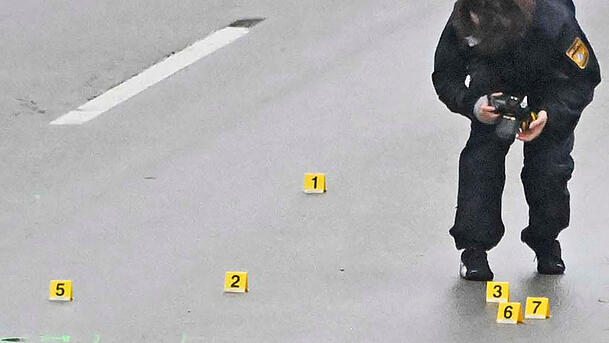 Nachdem sein Kollege von dem Audi angefahren wurde, gab ein Polizist mehrere Schüsse auf das Fahrzeug ab. Nachdem sein Kollege von dem Audi angefahren wurde, gab ein Polizist mehrere Schüsse auf das Fahrzeug ab.