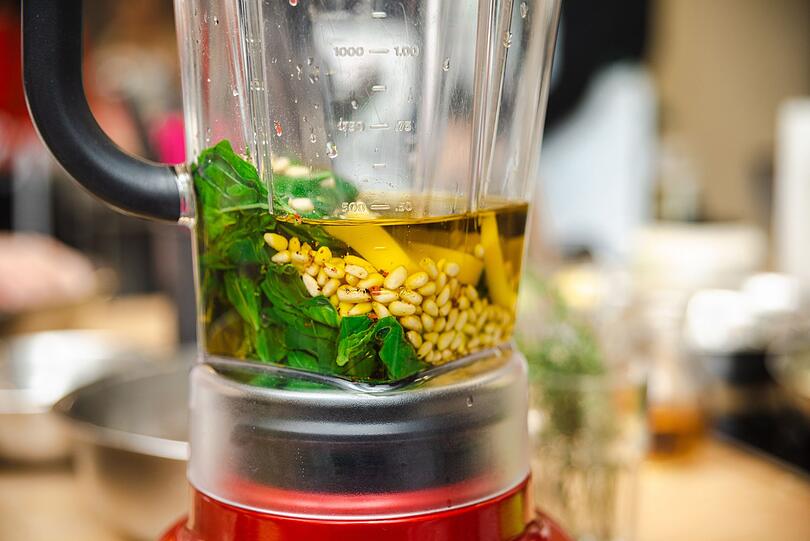 Wer gerade keinen M&ouml;rser hat oder Bequemlichkeit h&ouml;her sch&auml;tzt als Geschmacksnuancen, kann die Zutaten auch in einer K&uuml;chenmaschine zerkleinern: Zutaten rein, Deckel darauf, Schalter umlegen. Immerhin wird auf diese Weise alles so z&uuml;gig wie m&ouml;glich kleingemacht und gemixt. Denn auch darauf kommt es beim Selbermachen von Pesto an: geschmacksver&auml;ndernde Oxidationsprozesse zu verhindern.
