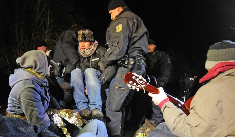 Der Castor rollt weiter, die Proteste halten an: Nach einer langen Protestnacht gegen den Castor-Transport ins niedersächsische Zwischenlager Gorleben haben Atomkraftgegner auch am Montag ihre Blockaden fortgesetzt - die Protest-Bilder der vergangenen Tage.