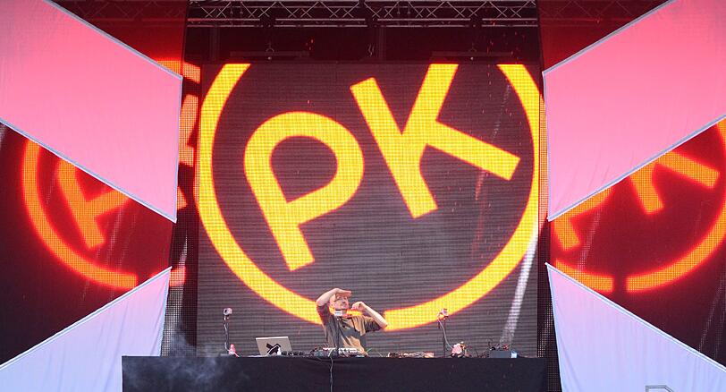Wolkenbruch und Matsch statt "sky" und "sand" - trotzdem feiern am Sonntag 20.000 Fans den Berliner DJ Paul Kalkbrenner am Königsplatz.