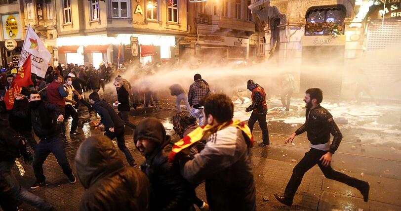 Die Kritik an der Türkei und Premier Erdogan wächst in Europa und der Welt. In der Nacht auf Samstag gingen wieder hunderte Demonstranten auf die Straßen in Istanbul. Hier die Bilder.