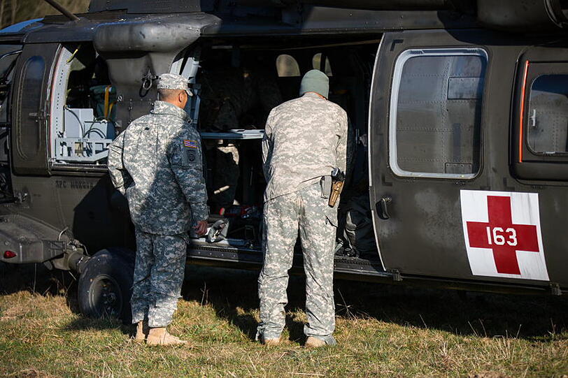 Kennt man normalerweise nur aus Hollywood-Streifen: Schwere Panzerwagen und Black Hawks der US Army. Derzeit üben die Soldaten Evakuierungen im Gebirge bei Traunstein. Hier gibt's die Fotos.