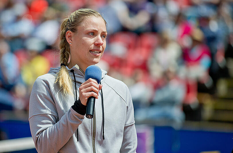 Angelique Kerber entschuldigt sich weinend bei den Nürnberger Fans. Der Rücken spielt nicht mit.