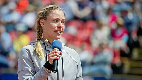Angelique Kerber entschuldigt sich weinend bei den Nürnberger Fans. Der Rücken spielt nicht mit.