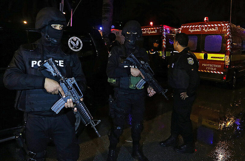 Schwer bewaffnete Polizisten riegeln am Dienstagabend den Anschlagsort ab.
