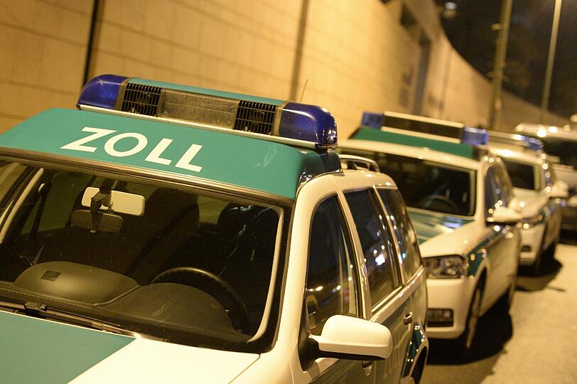 Riesiges Polizeiaufgebot vor dem Groß-Bordell: Die Bilder von der Razzia in Berlin.