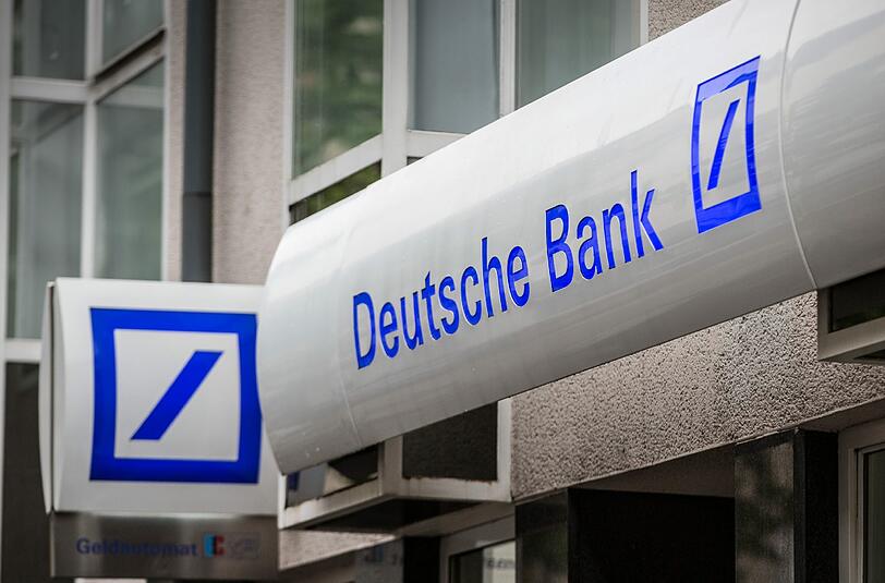 Ein Softwarefehler sorgt am Freitagmorgen für Chaos bei der Deutschen Bank.