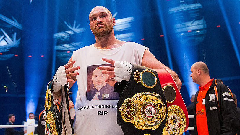 Tyson Fury ist nicht mehr Champion - der Skandal-Boxer will sich seiner Krankheit stellen. Tyson Fury ist nicht mehr Champion - der Skandal-Boxer will sich seiner Krankheit stellen.