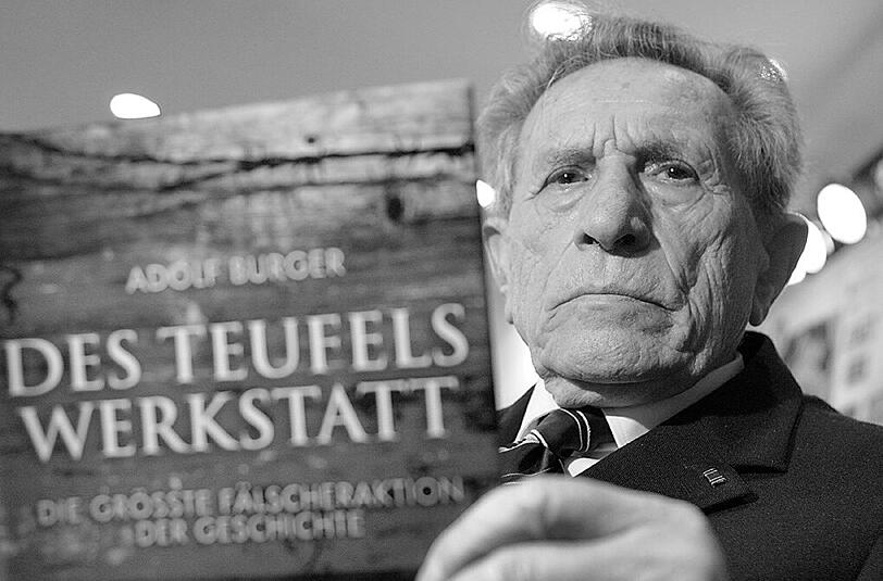 Adolf Burger im Jahr 2007 bei der Vorstellung seines Buches "Des Teufels Werkstatt".