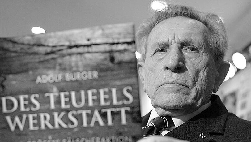 Adolf Burger im Jahr 2007 bei der Vorstellung seines Buches "Des Teufels Werkstatt". Adolf Burger im Jahr 2007 bei der Vorstellung seines Buches "Des Teufels Werkstatt".