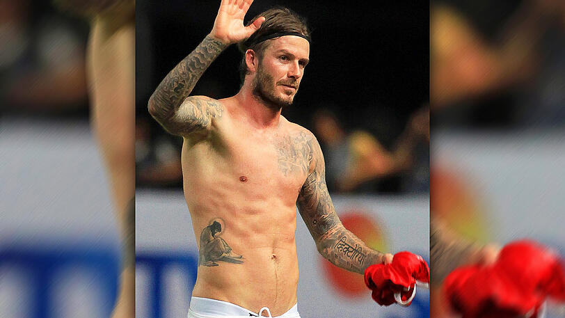Auch David Beckham hat sich bereits in den Sportlerruhestand verabschiedet, doch ansehnlich ist sein Körper noch immer. Hier noch zu aktiven Zeiten zu sehen, stellt der Gatte von Victoria Beckham sein Sixpack inzwischen gerne für Modeshootings zur Schau.