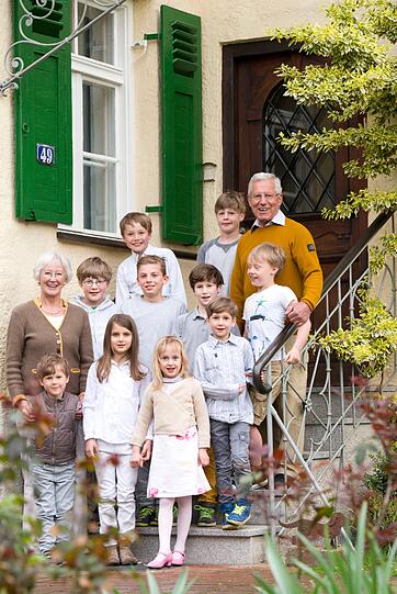 Auf der Treppe mit acht eigenen und zwei Leih-Enkeln.