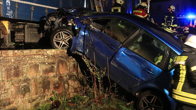 Der Sattelzug rammte ein geparktes Auto und donnerte gegen ein Haus. Die Rettung des Fahrers gestaltete sich extrem kompliziert.