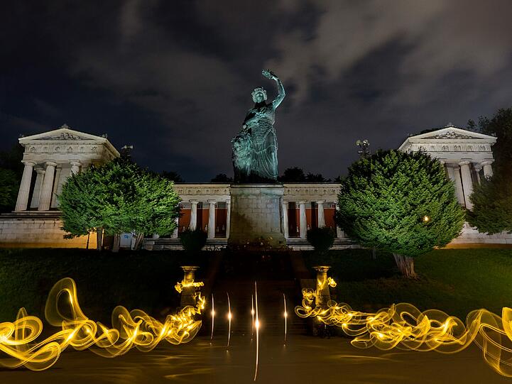 Lightpainting &ndash; dabei verlässt der Fotograf während der Aufnahme den Standpunkt hinter dem Stativ und wird zum Akteur in Bewegung.