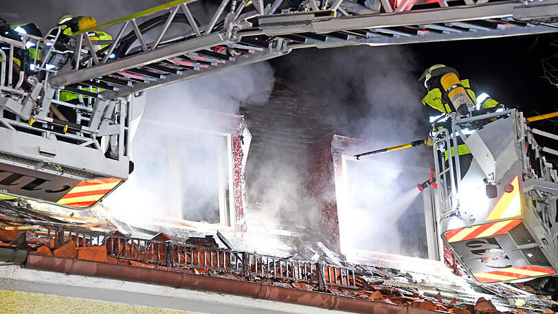 Brand in der Naupliastraße: Die Feuerwehr ist stundenlang im Einsatz.
