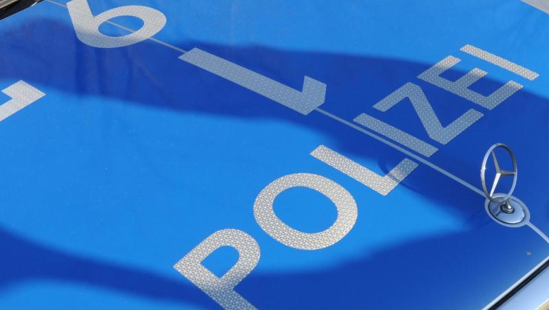 Der Schatten eines Polizisten fällt auf ein Polizeiauto. Foto: Franziska Kraufmann/dpa Der Schatten eines Polizisten fällt auf ein Polizeiauto. Foto: Franziska Kraufmann/dpa
