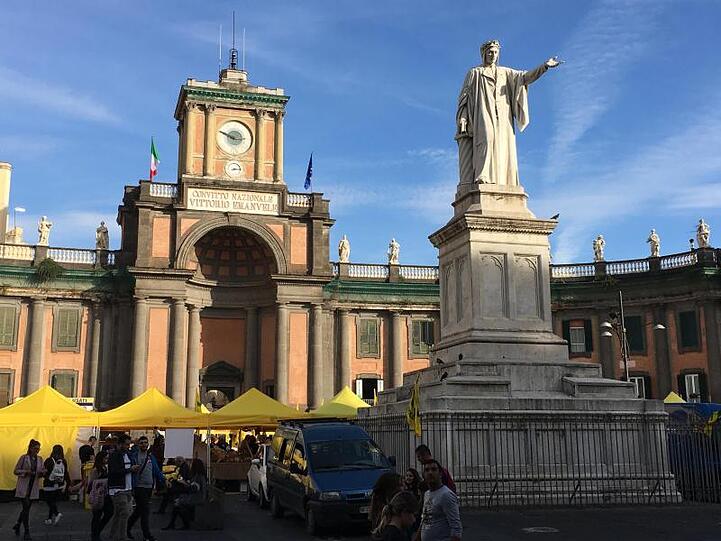 Das Dante-Denkmal auf der Piazza Dante in Neapel.