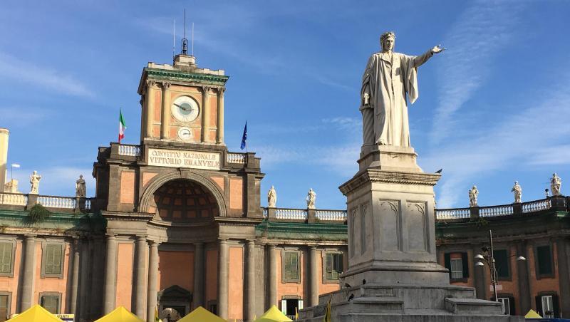 Das Dante-Denkmal auf der Piazza Dante in Neapel. Das Dante-Denkmal auf der Piazza Dante in Neapel.