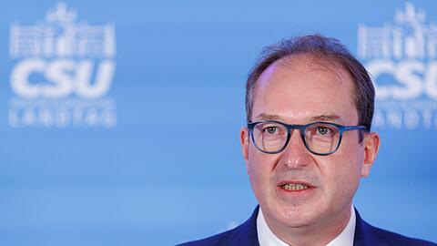 Alexander Dobrindt, CSU-Landesgruppenchef im Bundestag, spricht während am Rande der Winterklausur der CSU-Fraktion im bayerischen Landtag zu Journalisten.