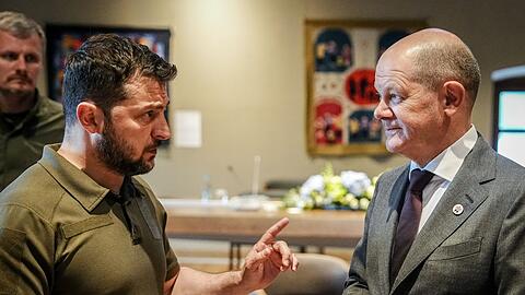 Der ukrainische Präsident Wolodymyr Selenskyj spricht beim Gipfeltreffen der Europäischen Politischen Gemeinschaft in Moldau mit 
Bundeskanzler Olaf Scholz.