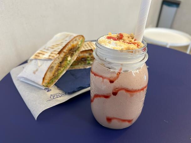 Das Sandwich "Truffle Bomb" und der Milchshake "Strawberry Cheesecake" in der Breadbox.
