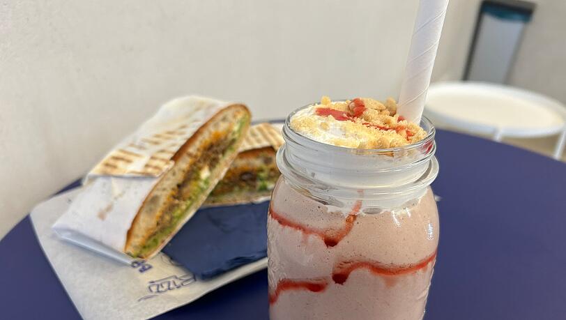 Das Sandwich "Truffle Bomb" und der Milchshake "Strawberry Cheesecake" in der Breadbox. Das Sandwich "Truffle Bomb" und der Milchshake "Strawberry Cheesecake" in der Breadbox.