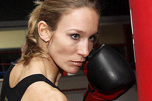 Steht in ihrem bereits zehnten WM-Kampf: Kickbox-Queen Christine Theiss.
