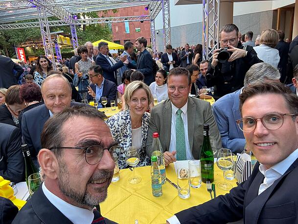 Süddeutscher Schulterschluss: CSU-Fraktionschef Klaus Holetschek und CDU-Aufsteiger Manuel Hagel zeigen in Berlin politische Geschlossenheit. Süddeutscher Schulterschluss: CSU-Fraktionschef Klaus Holetschek und CDU-Aufsteiger Manuel Hagel zeigen in Berlin politische Geschlossenheit.