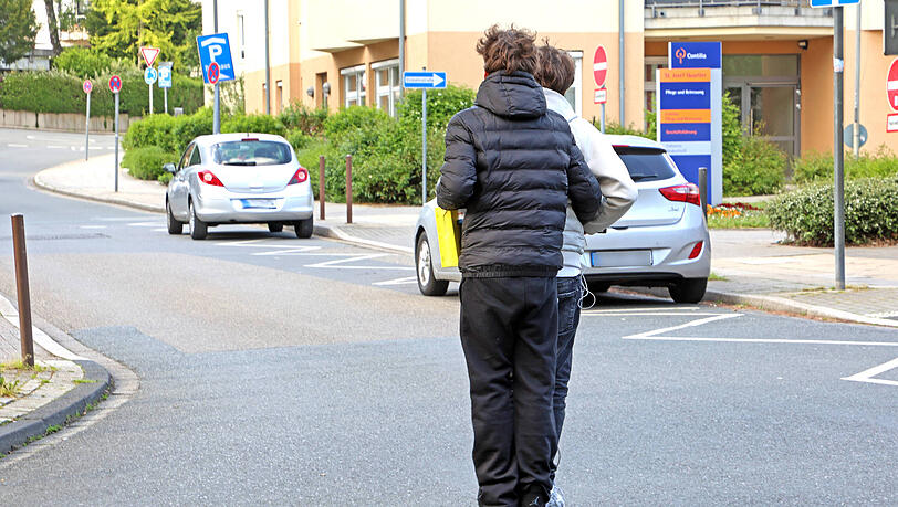 Eigentlich verboten, aber ständig zu sehen: Zwei Personen auf E-Scootern. Die Polizei sucht nun nach einem Unfall nach so einem Duo. Eigentlich verboten, aber ständig zu sehen: Zwei Personen auf E-Scootern. Die Polizei sucht nun nach einem Unfall nach so einem Duo.