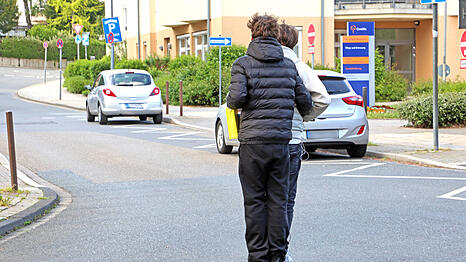 Eigentlich verboten, aber st&auml;ndig zu sehen: Zwei Personen auf E-Scootern. Die Polizei sucht nun nach einem Unfall nach so einem Duo.
