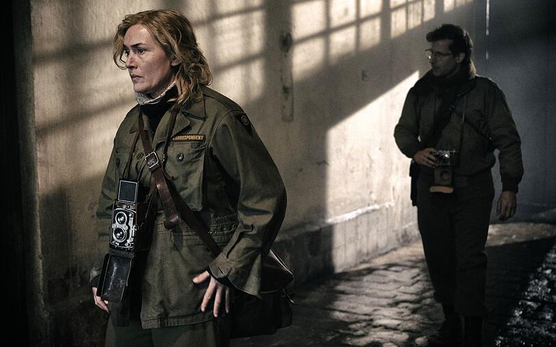 "Wir schicken keine Frauen an die Front", sagt ein Mann beim Militär. Aber Lee (Kate Winslet) ist eine Frau, die sich von Männern nichts sagen lässt. "Wir schicken keine Frauen an die Front", sagt ein Mann beim Militär. Aber Lee (Kate Winslet) ist eine Frau, die sich von Männern nichts sagen lässt.