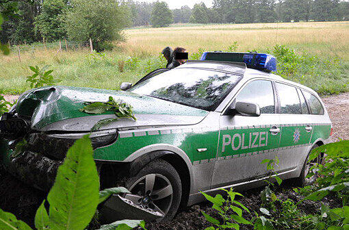 Schwer beschädigt: das Polizeiauto nach dem Unfall