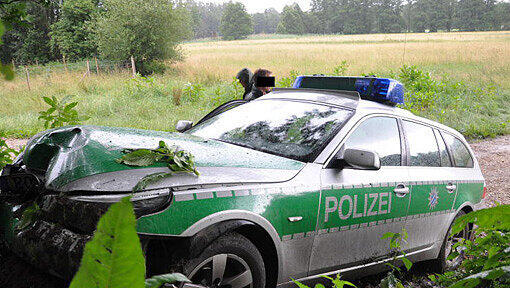 Schwer beschädigt: das Polizeiauto nach dem Unfall Schwer beschädigt: das Polizeiauto nach dem Unfall