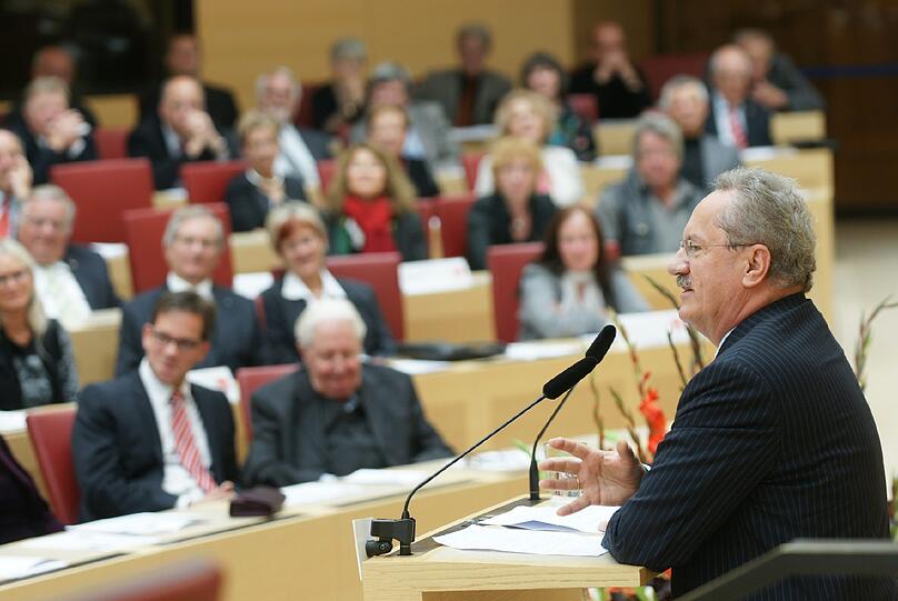 Die Landtags-SPD hat den &bdquo;SZ&ldquo;-Journalisten Heribert Prantl mit dem Wilhelm-Hoegner-Preis 2011 ausgezeichnet.