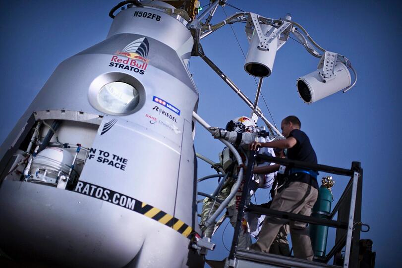 Irrer Sprung: Hier stürzt sich Extremsportler Felix Baumgartner aus 29 Kilometern Höhe in die Tiefe.