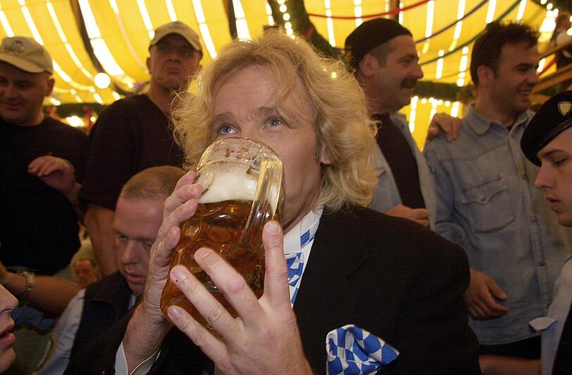 ...dass er dann zwei schlaffe Arme braucht, um die Maß zu heben. Na Thomas, so wird das aber nix mit dem Wiesn-Exzess!