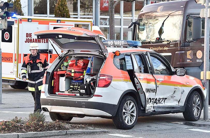 Bilder vom Verkehrsunfall in Ottobrunn: Ein Pkw kollidierte in einer Kreuzung mit einem Notarztwagen, während sich dieser auf einem Einsatz befunden hat.