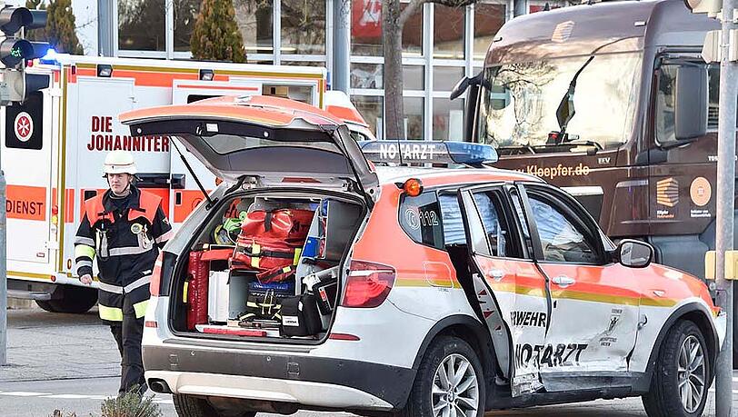 Bilder vom Verkehrsunfall in Ottobrunn: Ein Pkw kollidierte in einer Kreuzung mit einem Notarztwagen, während sich dieser auf einem Einsatz befunden hat. Bilder vom Verkehrsunfall in Ottobrunn: Ein Pkw kollidierte in einer Kreuzung mit einem Notarztwagen, während sich dieser auf einem Einsatz befunden hat.