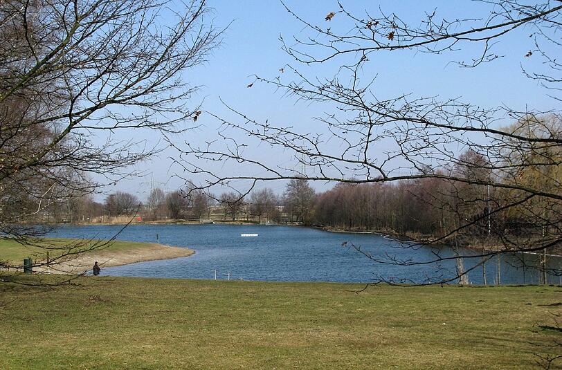 Am Germeringer See hatte ein kleiner Junge Glück im Unglück: Er wurde von einer Frau vor dem Ertrinken bewahrt.