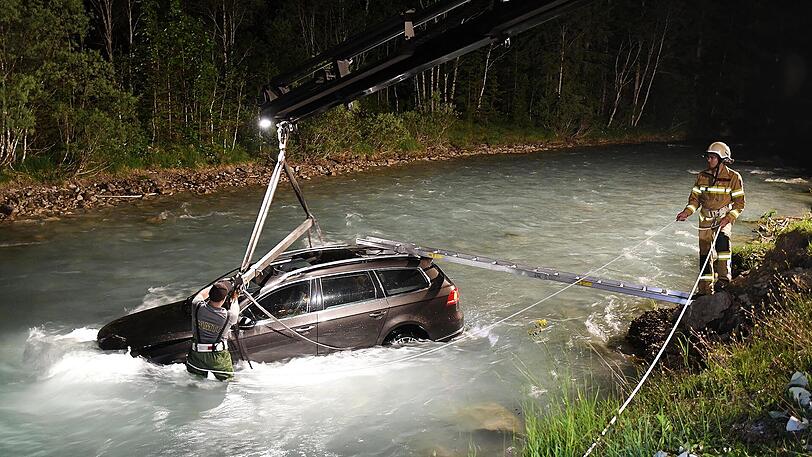 Wohl wegen eines Ausweichmanövers landeten die beiden Männer mit ihrem Auto im Rißbach. Die Bilder.